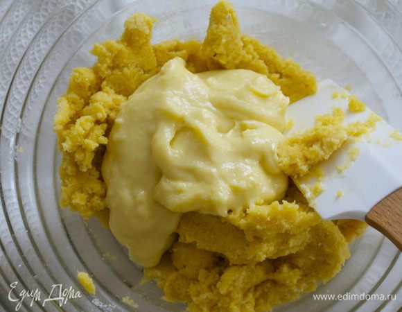 Теперь добавляем заварной крем. 