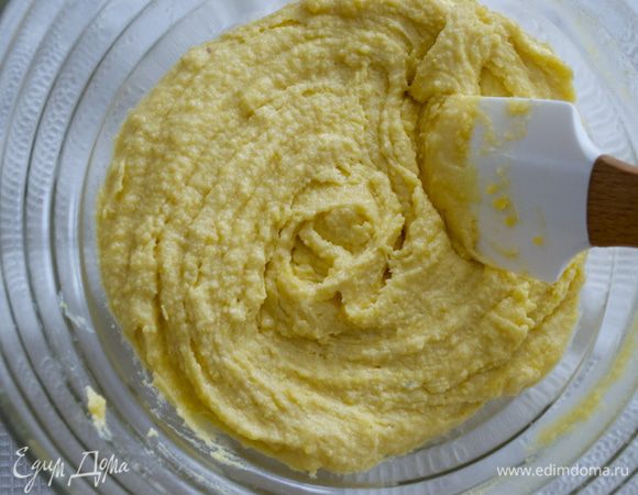 В итоге крем получается вот такой приятной мягкой консистенции... Духовку включаем на 200 С.  