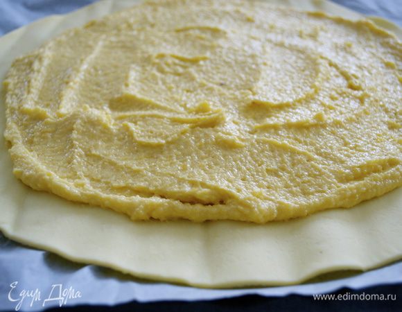 Примерно вот такой толщины наносится крем. (повторюсь, у меня диаметр пирога достаточно большой - 28 см, у Вас может хватить крема и на два пирога меньшего диаметра!)