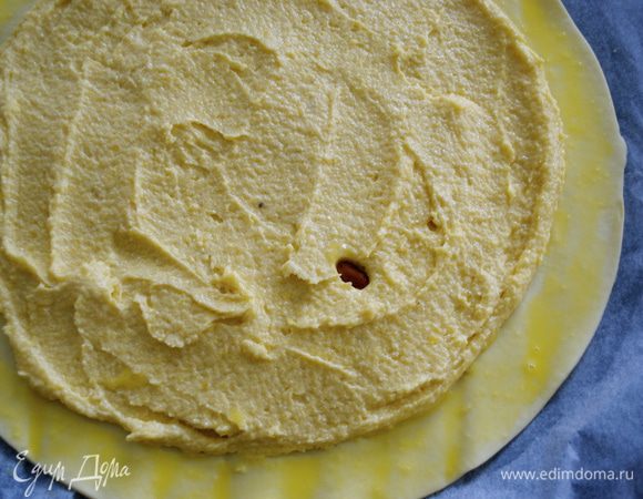 Не забываем положить фасольку ;)))) Сверху закрыть кремом. Смазать края теста взбитым яйцом.