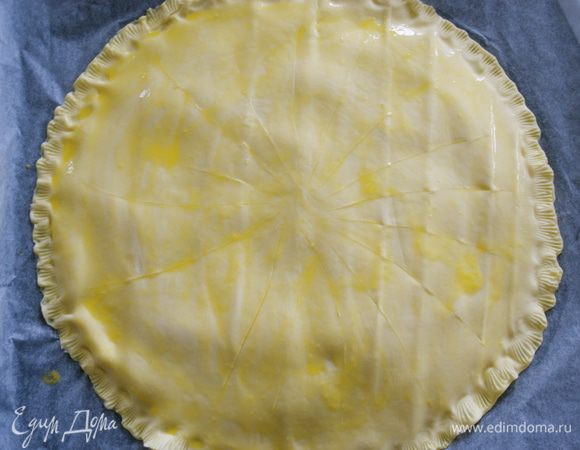 Смазать поверхность пирога оставшимся яйцом. 