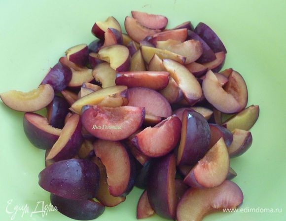 Начать нужно со слив (фруктов или ягод которые используете) 
Сливы разрезать по полам и удалить косточки. Каждую половину разрезать на 3 дольки. Сложить в миску и присыпать сахар, корица и лимонный сок. Отложить в сторону.
