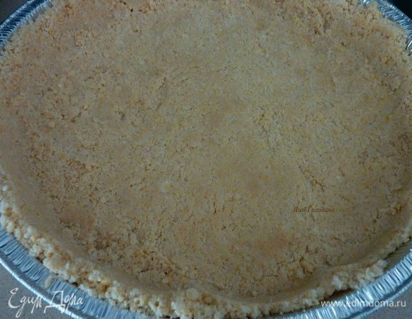 Оставшейся тесто распределить по смазанной маслом форме  (24 - 26 см диаметр) тесто может казаться слишком рассыпчатым это нормально, прижать руками по форме, во время выпечки  хорошо схватится. 
