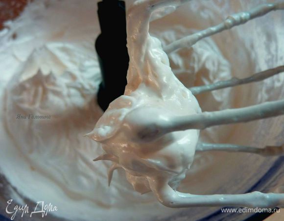 Взбить белки на средней скорости около минуты до белой пены с крупными пузырями. Добавляем сахар постепенно,  продолжая взбивать до устойчивой и блестящей пены. 
