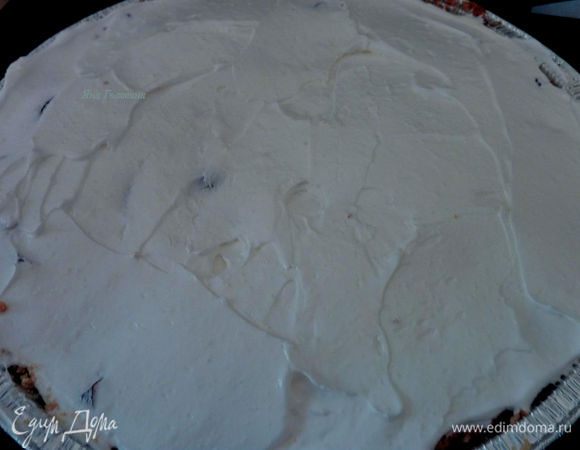 Быстро белки на мазать на сливы (окутано форма ещё горячая) разровнять. 