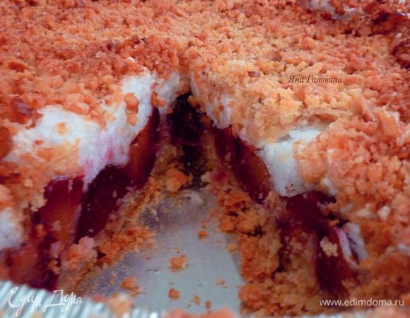 Запекать минут 30 при 180 градусах. Белки очень подымутся, как крошка за золотится пирог готов. Вытащить пирог из духовки (белки осядут) и дать хорошо остыть. 
Хранить в холодильники 