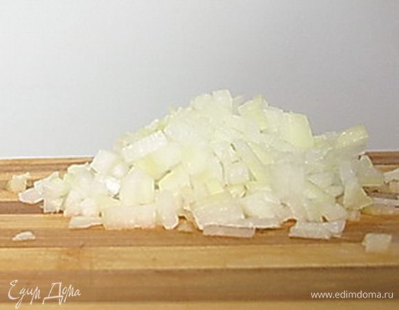 Лук очистить и мелко нарезать. Сбрызнуть лук уксусом, добавить кипяток, так чтобы он покрывал лук и оставить на 5 минут. Затем откинуть лук на сито и дать стечь воде.