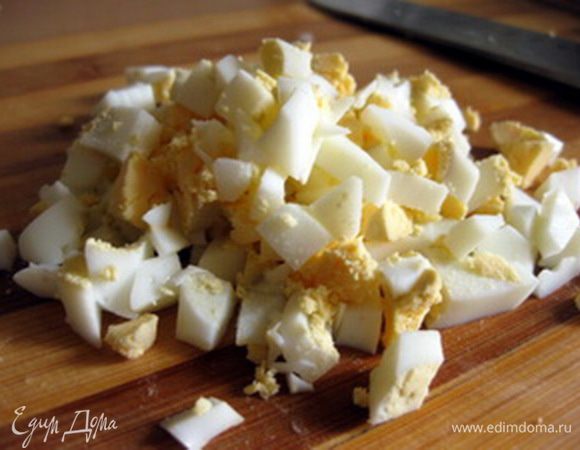 Яйца отварить вкрутую, остудить и нарезать кубиком.