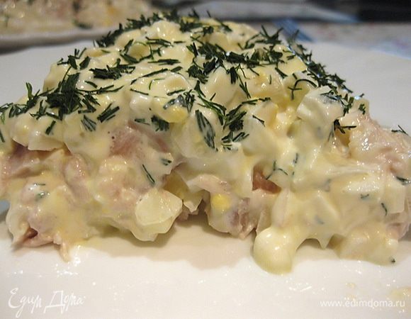 Выкладывать салат слоями в следующем порядке:
- телятина
- майонез
- лук
- яйца
- майонез.
И так пока не закончатся все ингредиенты. Сверху посыпать салат мелко нарезанным укропом и убрать в холодильник на час.
Приятного аппетита!