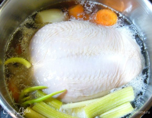 Куриную грудку отвариваем в небольшом количестве воды с добавлением моркови, лука, стебля сельдерея и специй. Грудку не переварить! Остужаем в бульоне. Снимаем кожу. 