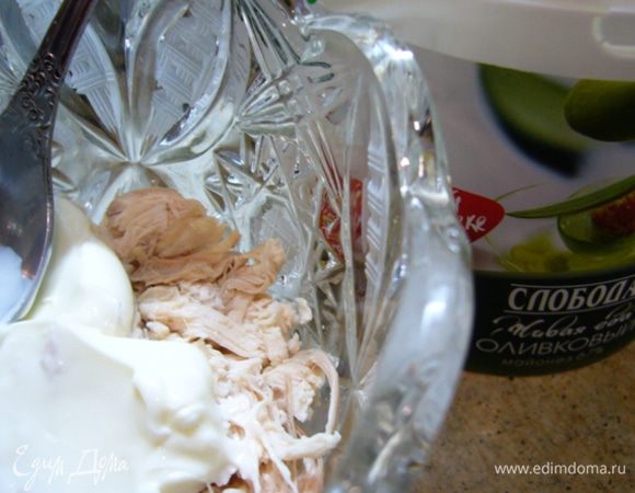 Выкладываем кусочки курочки в салатник, смазываем майонезом.