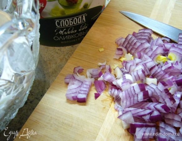 Лук мелко режем, добавляем в салатник, смазываем майонезом.