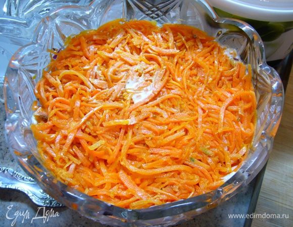 Затем – слой морковки по-корейски. Я брала готовую, но можно сделать и самим (так оно вернее будет!). Майонез.