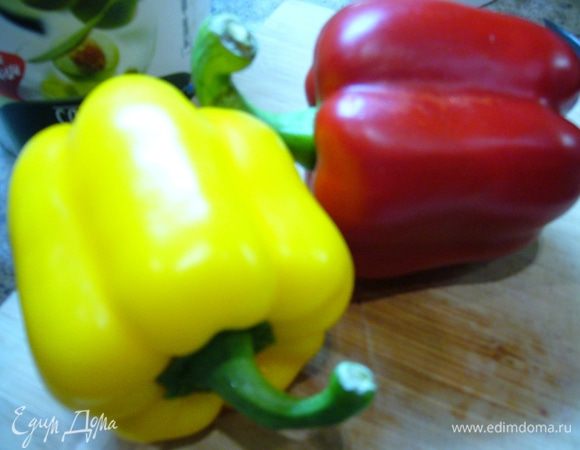 Теперь последний слой – два болгарских перца, лучше взять разных цветов. Удаляем сердцевину и семена, режем перец кубиками и – в салат! Слой майонеза!
Дать ингредиентам салата «подружиться».
Приятного аппетита!
