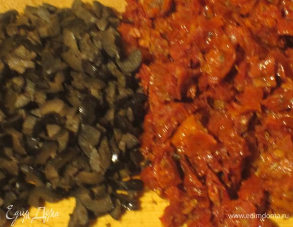 Вяленые помидоры откинуть на дуршлаг на 30 минут, мелко нарезать. Оливки и базилик измельчить.
