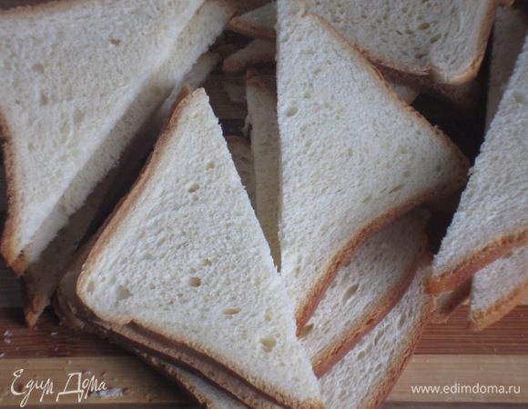 Хлеб разрезать по диагонали, выложить на противень с пергаментом и поставить в разогретую до 200 °С духовку под гриль на несколько минут.