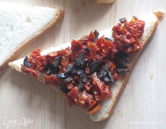 Соединить помидоры, оливки и базилик и выложить массу на 8 треугольников.