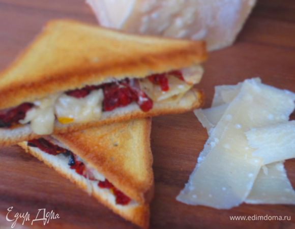 Накрыть второй половинкой хлеба и запечь в духовке ещё 8 минут. Подавать горячими. Приятного аппетита:)