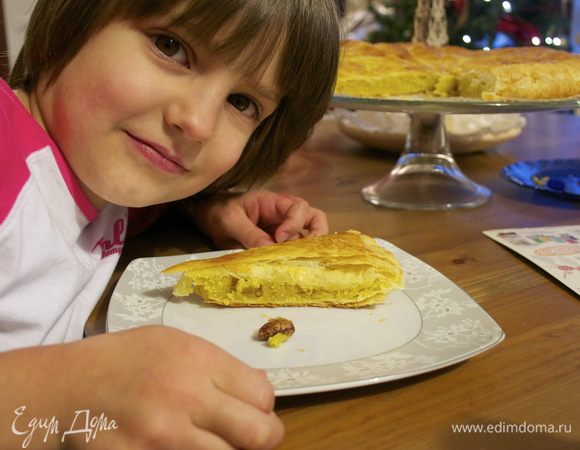 Да, и не забудьте предупредить гостей о том, что их может ждать сюрприз в пироге! Во избежание неприятностей с зубами! На этот раз фасолька досталась старшей дочке... ))) 