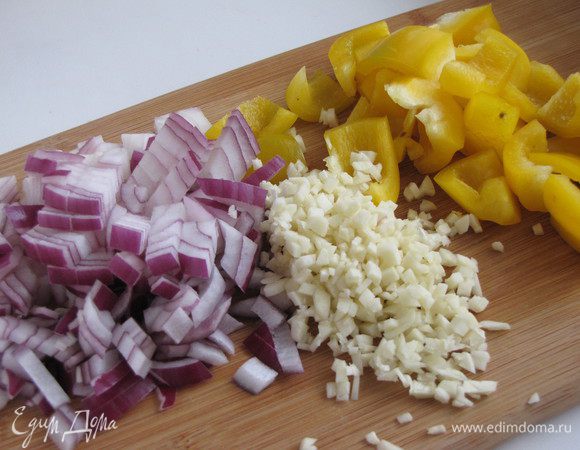 Очистить и мелко нарезать лук. Чеснок измельчить. Сладкий перец нарезать кубиками.
