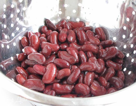 Фасоль откиньте на дуршлаг.