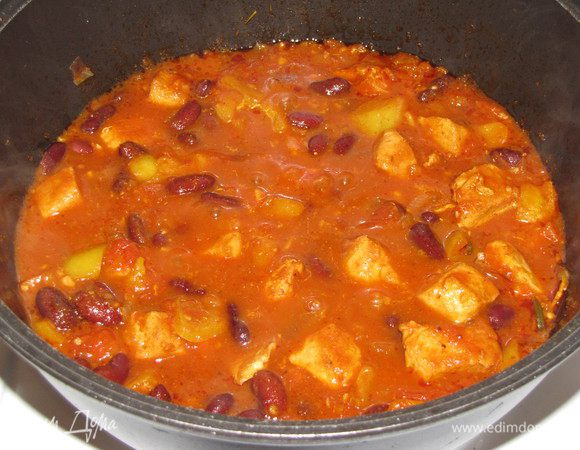 Добавьте ее в кастрюлю, приправьте еще острым перцем, по желанию. Попробуйте на соль, если нужно, подсолите и готовьте еще 15 минут.