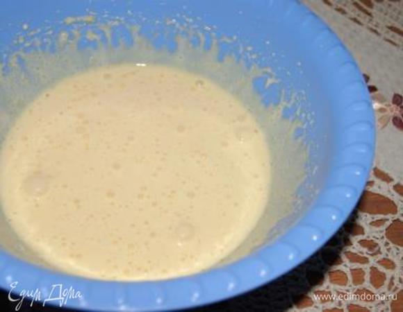 Прежде всего для приготовления миндального бисквита нам необходимо отделить белки от желтков. Желтки взбить с сахаром до бела.