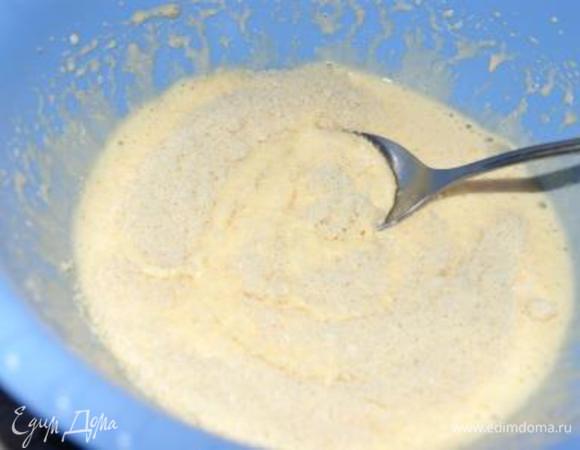К желткам добавить миндальную муку. Тщательно перемешать.