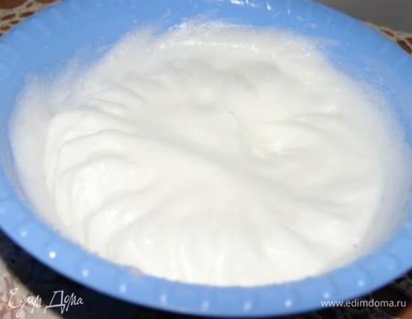 Белки взбить до устойчивых пик.