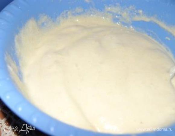 Соединить желтковую смесь с взбитыми белками, аккуратно перемешать снизу верх.