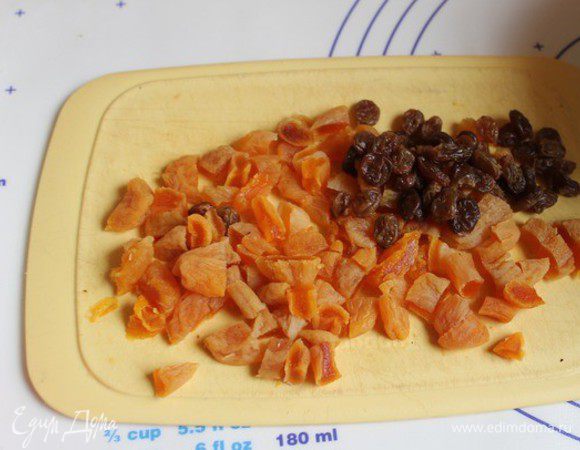 Пока тесто подымается, займемся начинкой. Запарим курагу и изюм кипятком.Затем мелко порежем.