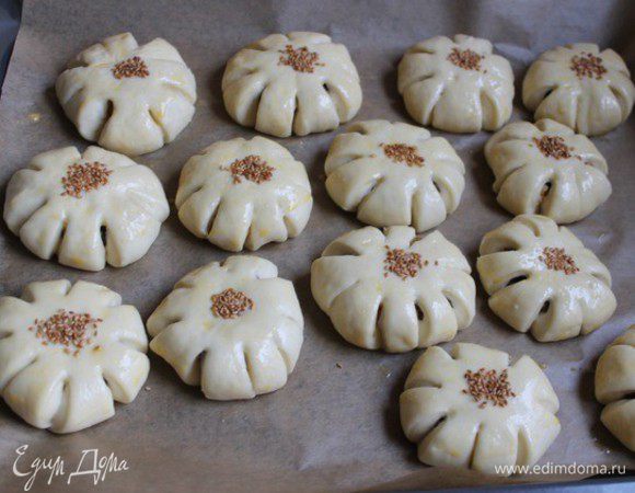 Вот такие примерно получаются у нас булочки мешочки. Ставим их в духовку на 10 минут, нагретую до 50 градусов. Когда они подымутся, смажем их яйцом взбитым и посыпем в середину кунжут. Ставим в духовку на 20 минут при 180 гр. Готовые булочки смазываем сразу растопленым маслом. Приятного аппетита!
