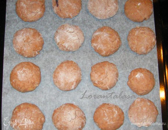 Смешать сметану, сливки, мед, конфитюр и 3 ст.ложки сахара. Просеять муку. Добавить в нее какао, соль, имбирь и соду, погашенную лимонным соком. Соедить мокрые и сухие ингредиенты. Муку добавлять порциями. Тесто должно быть воздушным и совсем не крутым. Лишь бы была возможность слепить пряник. Иначе пряники не будут воздушными. Выложить на противень. У меня получилось 12 штук. Выпекать 18-20 минут при температуре 180 градусов.