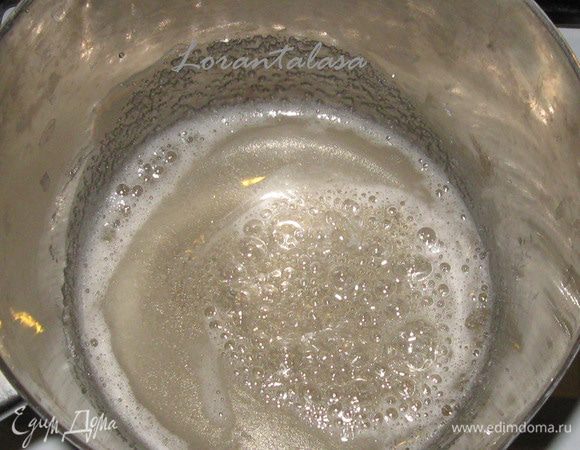 Тем времени приготовить  сахарный сироп. В сотейник отмерить 9 столовых ложек сахара и 4 столовые ложки воды . Варить на  минимальном огне, помешивая, в течении 10-15 минут. 
