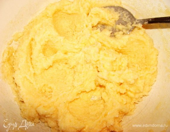 Масло немного растопить и растереть с сахаром.