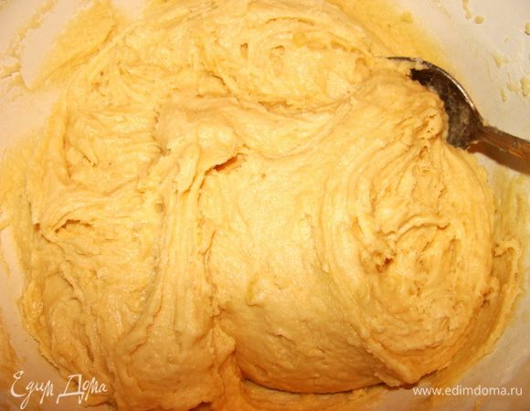 Добавить яйца, муку, ванилин, замесить тесто при помощи миксера. Оно получится вязкое.