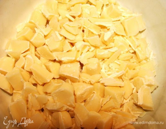 Шоколад проубить ножом на средние кусочки.