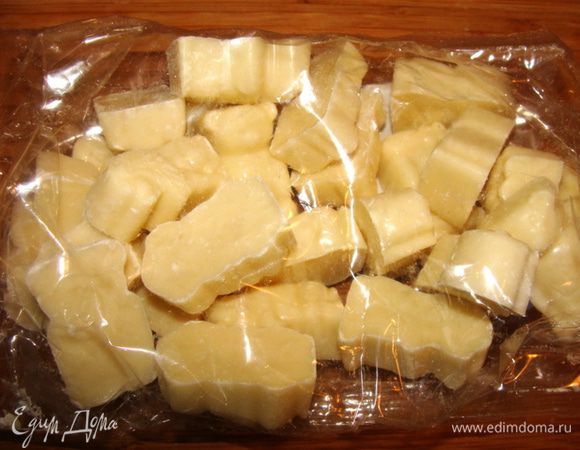 Я использовала такой фигурный развесной шоколад. Не знаю из чего он, когда его топишь, становится похож по виду и по вкусу на помадку. Очень вкусно!