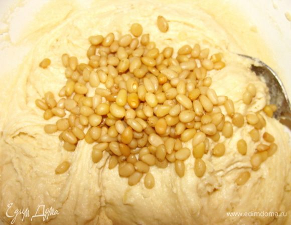 В тесто добавить горсть кедровых орешков.
