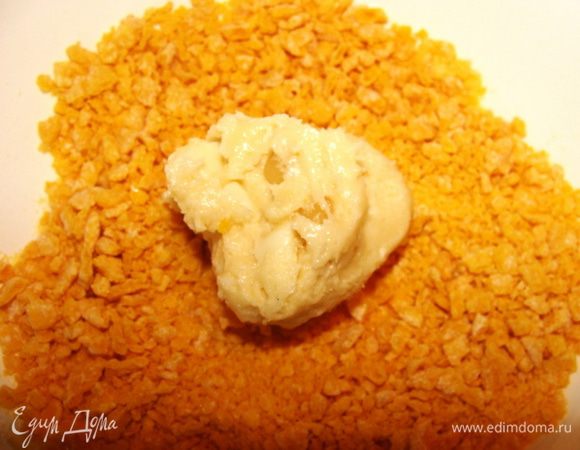 Измельчить их в крошку. Ложечкой взять кусочек массы, обвалять в крошке, сформировать шарик.