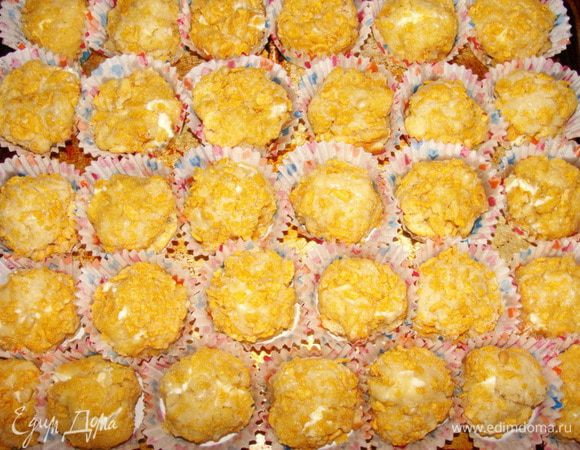 Пироженки несколько расползутся, но не слипнутся, за счет панировки. Если вас это удовлетворит, то продержать в духовке их нужно 15-18 минут. Я же хотела добиться формы подобной цветку( символически конечно). Для этого, через 10 минут, вытащила их из духовки, разделила и при помощи лопатки, т.к. пирожные довольно горячие, придала им форму и уложила в бумажные формочки. Это нужно делать довольно быстро, чтобы пирожные не остыли и не застыли. 