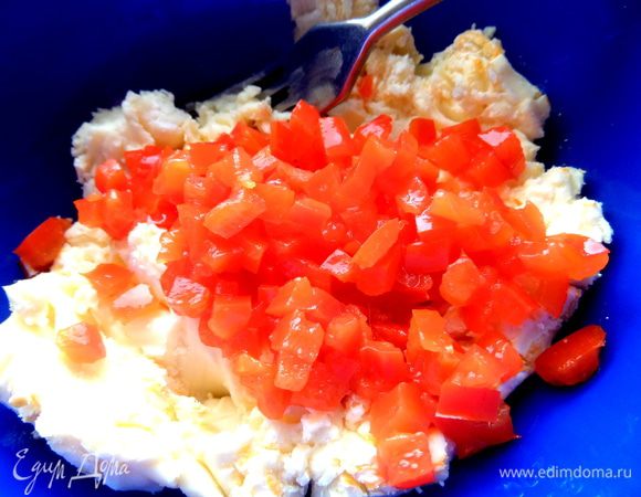 Отправить к сыру. Если берёте свежий перец, то нужно посолить, поперчить немного.