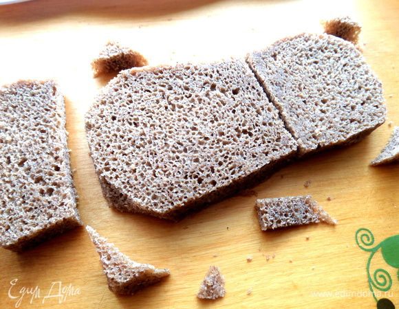 Выкраиваем подошву башмака...У меня ушло 1,5 кусочка хлеба-кирпичик)))