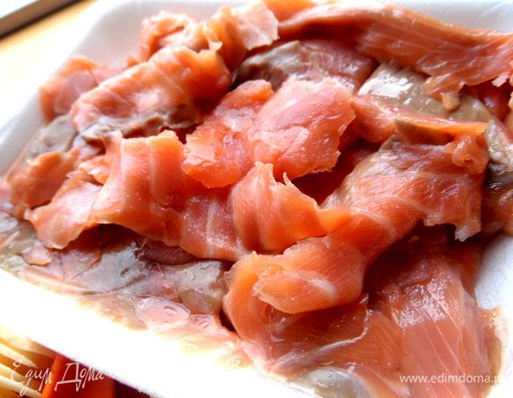 Я покупаю рыбку уже нарезанную и выбираю нужные ломтики.