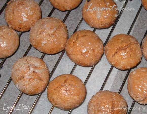 Горячие пряники смазать с 2-х сторон с помощью кисточки горячим сиропом. Выложить на решетку и подсушить. 