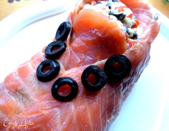 Из оливок делаем кружочки для шнурков.