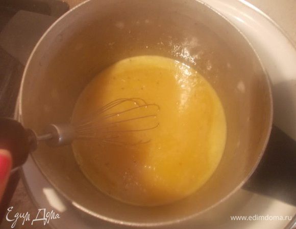 На кипящей водяной бане, растворить сливочное масло с сахаром, затем по одному добавлять яйца, не переставая мешать. Добавить мед. 