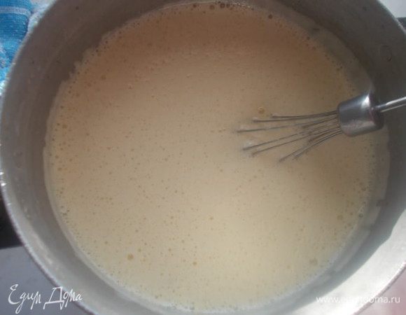 Когда масса почти закипит, всыпать соду, взбить венчиком. Масса при этом сильно вспенится.