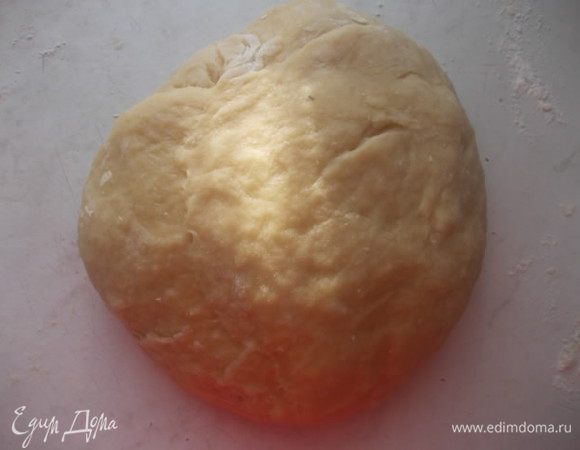 Замесить тесто - это делается довольно быстро и оставить его на час, накрыв миской или полотенцем.