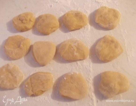Разделяем тесто на 12 частей.
